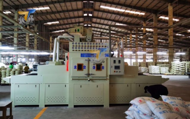 Máy phun cát dạng băng tải là gì?