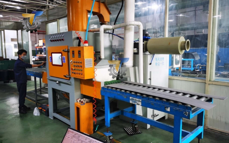 so sánh máy phun cát dạng băng tải và máy phun cát dạng móc treo