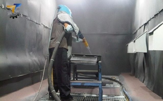 nguyên lý hoạt động của máy phun cát mâm xoay tự động