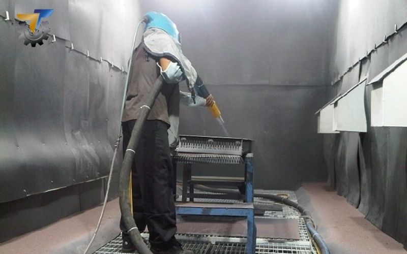 nguyên lý hoạt động của máy phun cát mâm xoay tự động